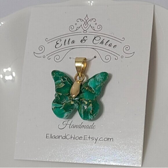 Gorgeous Emerald Green Gold Tone Butterfly Agate Gemstone Inspired Pendant - Picture 3 of 3